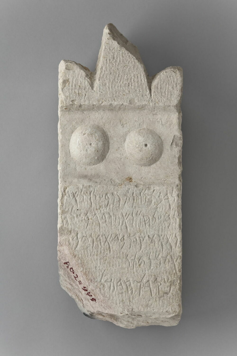 image d'une stèle/ex-voto représentant des seins de femme datant du IIIe avant J.-C. 