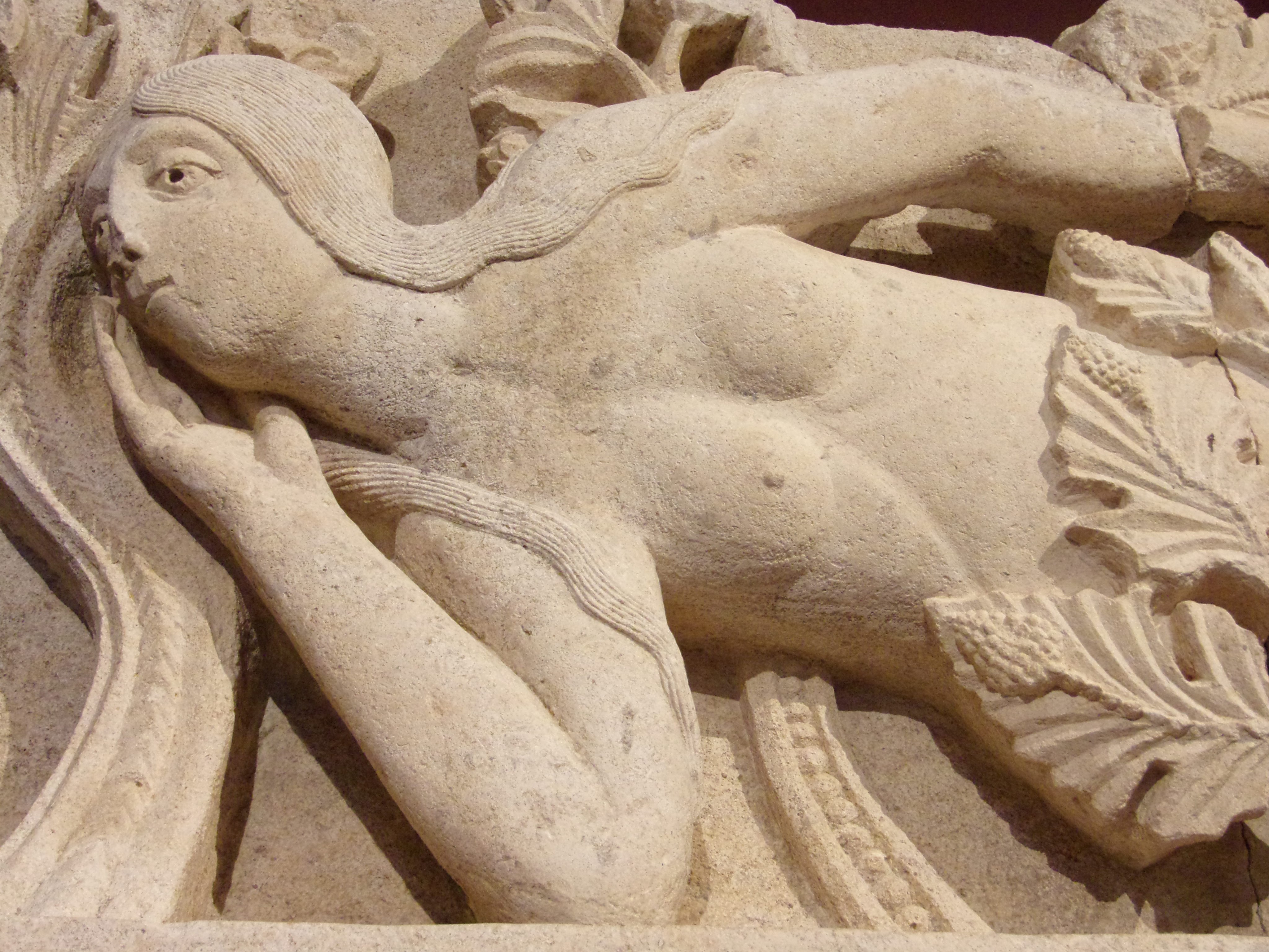 DDétail de la sculpture La tentation d'Ève relief sculpté attribué à Gislebertus, vers 1130