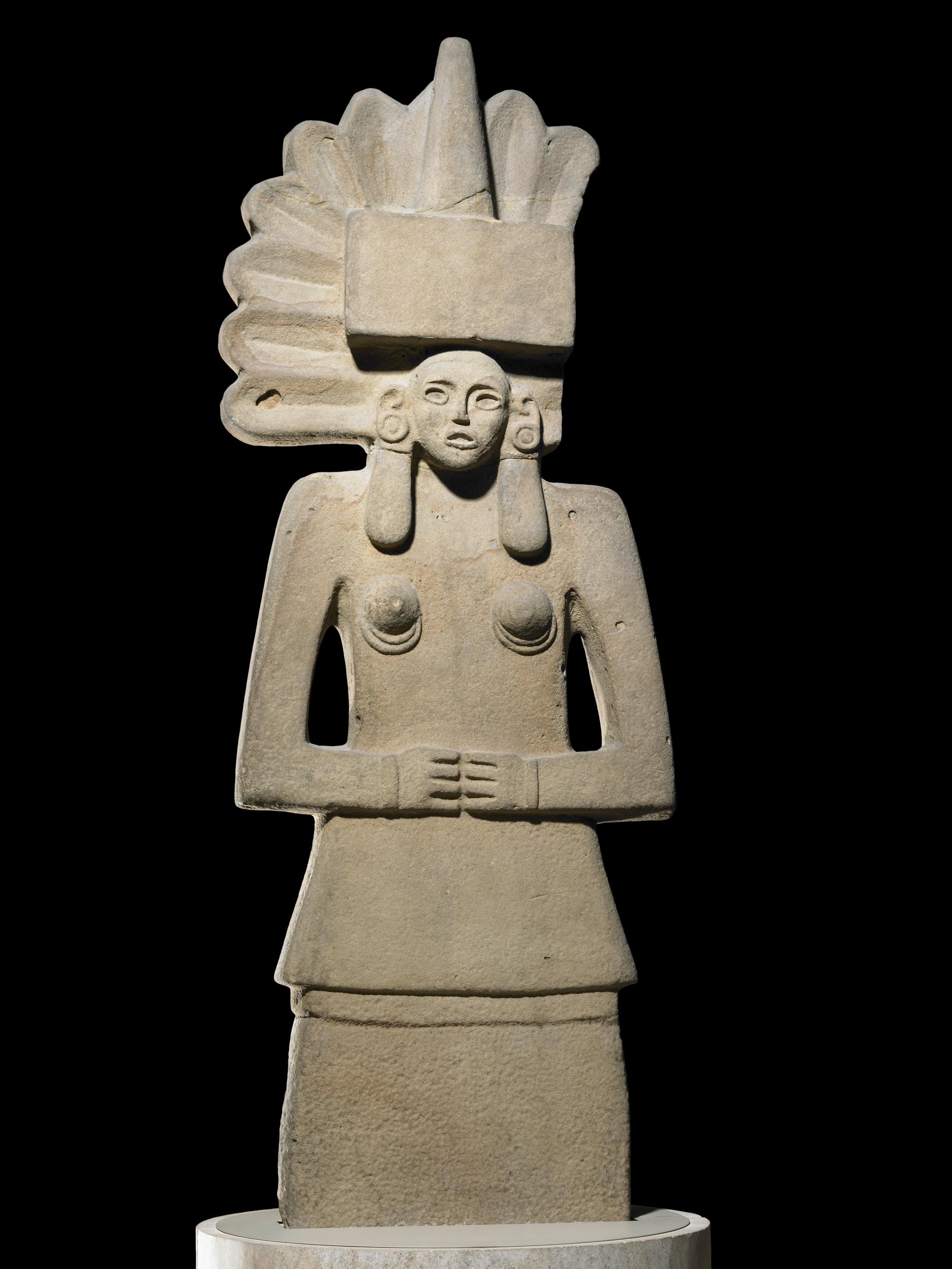 Figurine féminine en grès représentant la déesseTlazolteotl avec une coiffe en forme d'éventail
