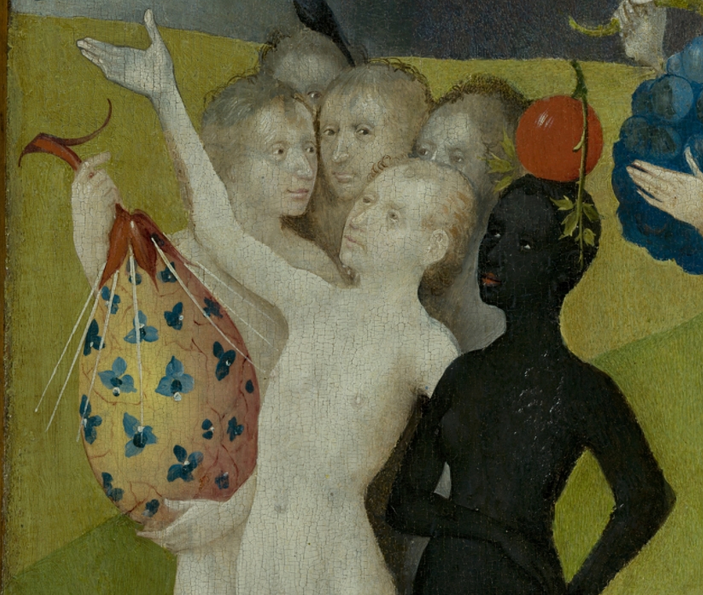 Détail du panneau central du Jardin des délices représentant un homme nu blanc et une femme nue noire portant en équilibre sur la tête un fruit rouge